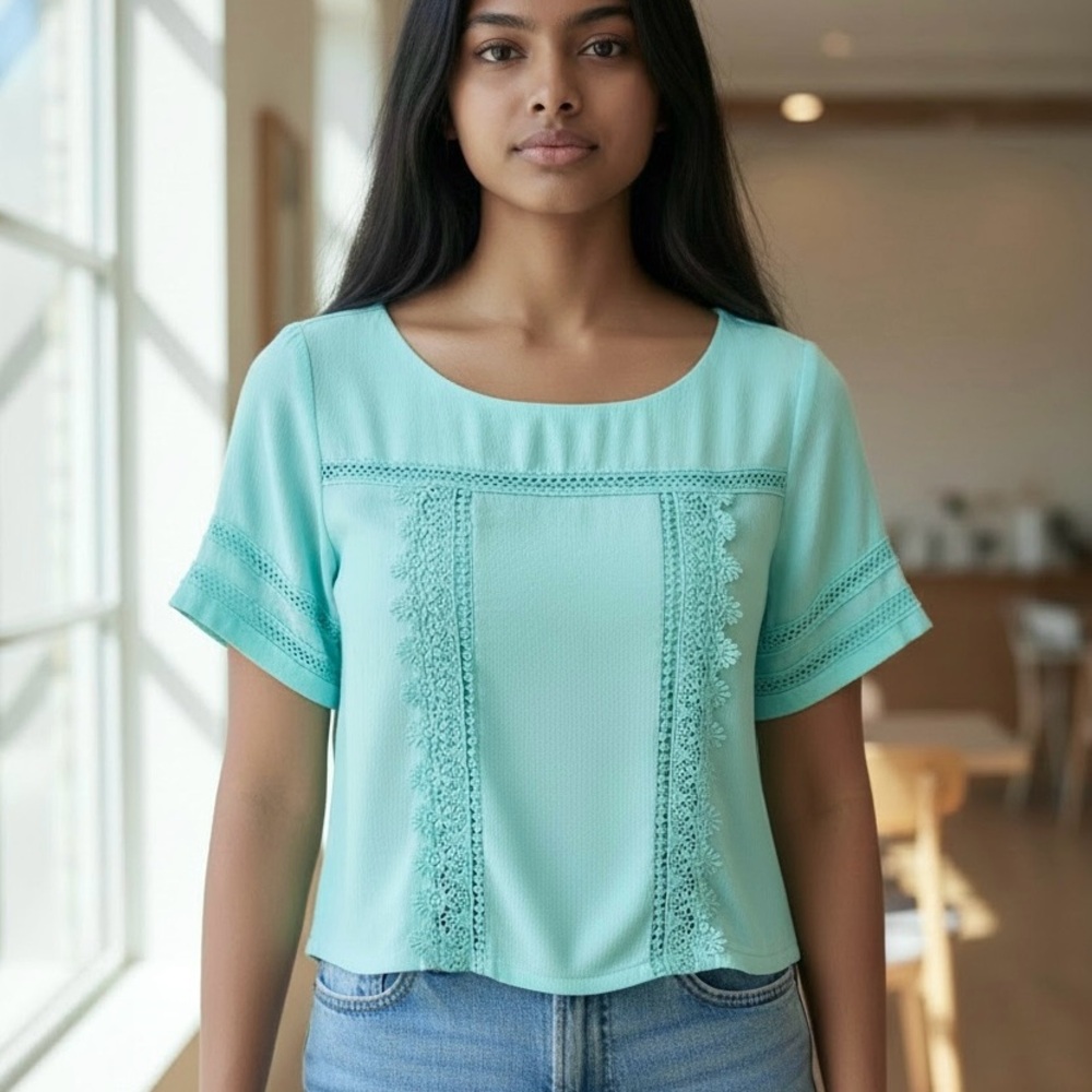 Lace Crochet Vintage 2000s Accent Cropped Girl Top Short Sleeve Back Buttons